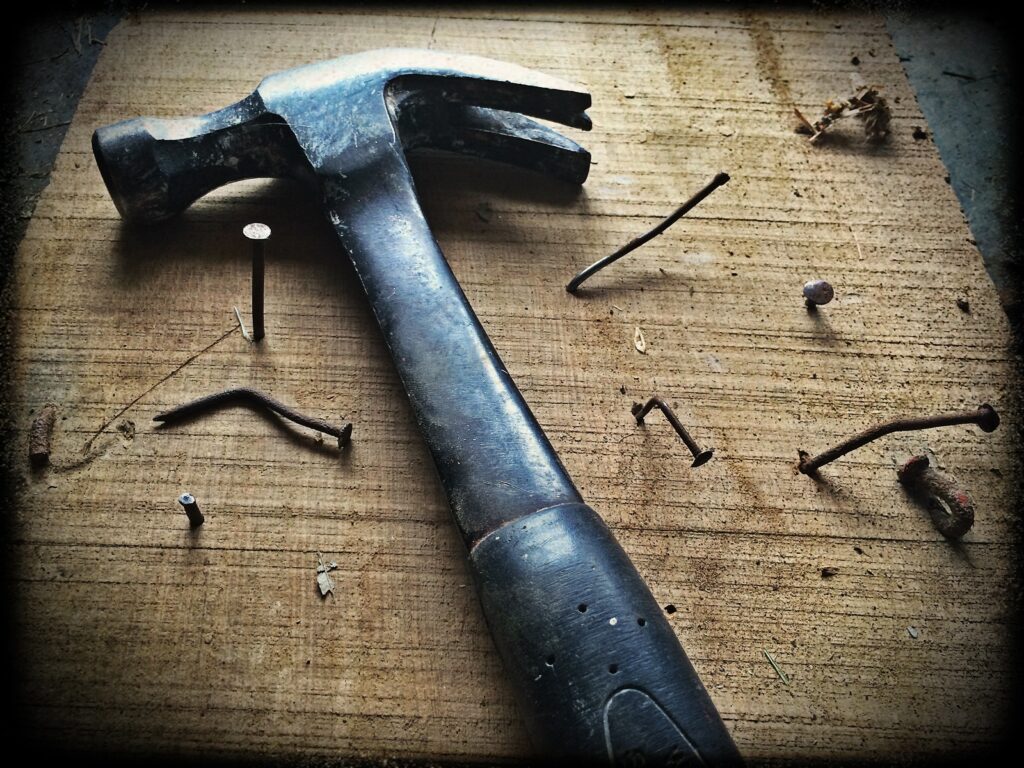 En este artículo hablamos de la diferencia entre dos herramientas comunes de mano: el martillo y la maza